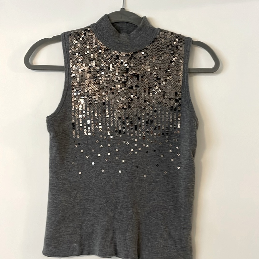 Sleeveless sequins sweater